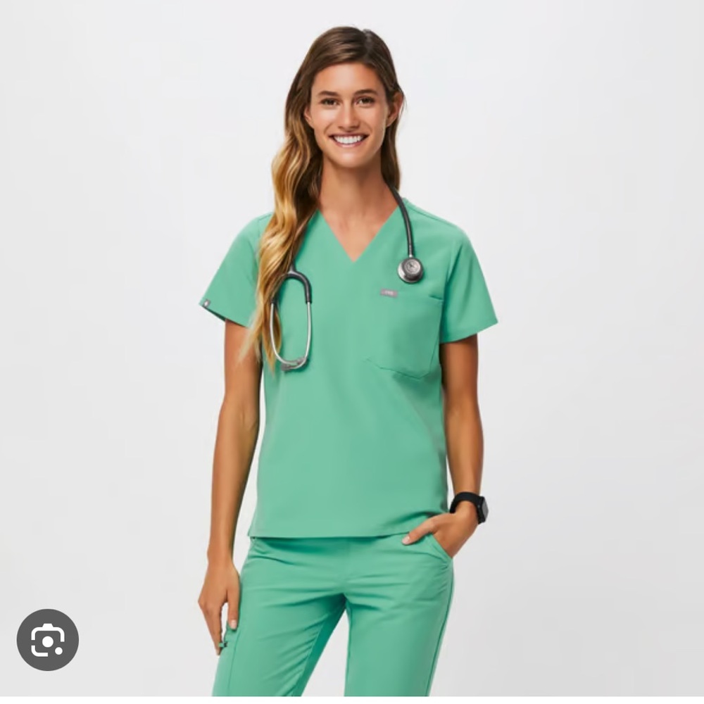 Figs women scrub top in surgical Green. Catarina Top XXS.